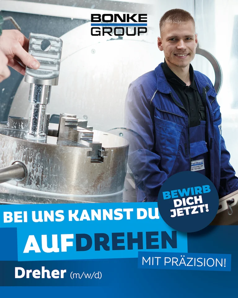 Drehmaschine und lächelnder Mitarbeiter. Schriftzug: Bonke Group. Bewirb dich jetzt! Bei uns kannst du aufdrehen mit präzision. Dreher (m/w/d)