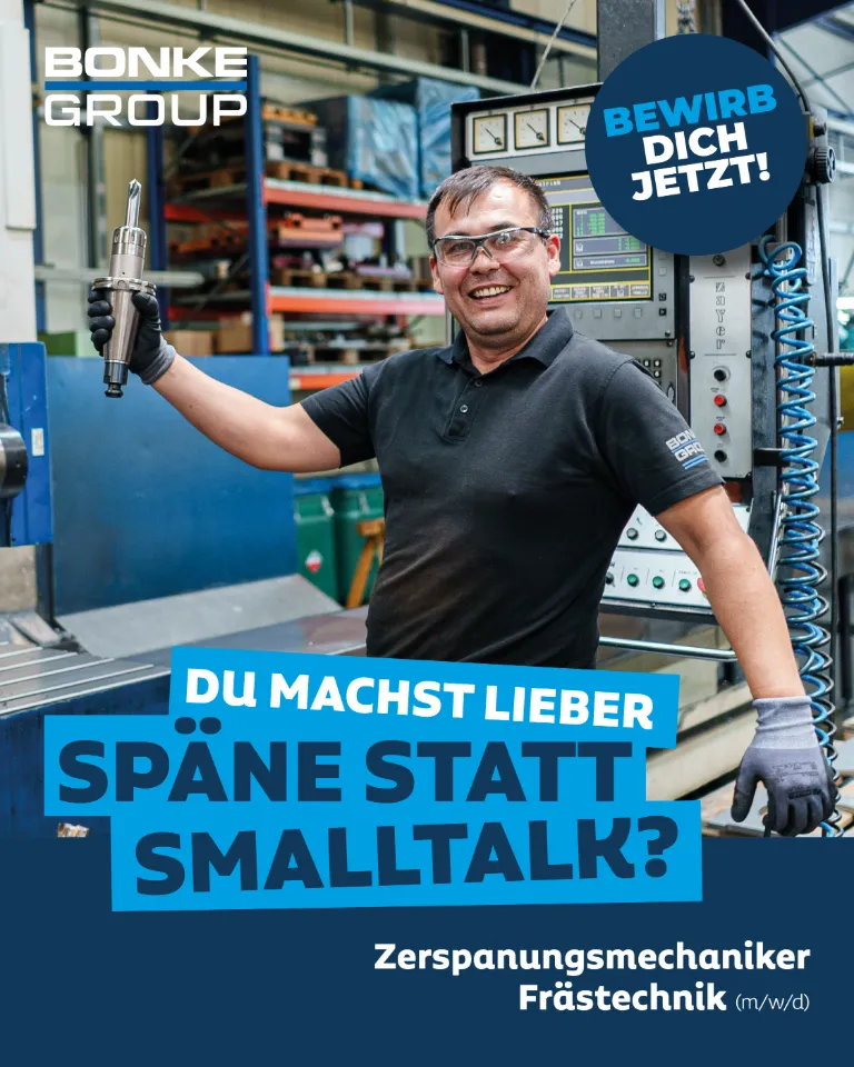 Mitarbeiter mit Werkstück in der Hand lächelt in die Kamera. Schriftzug: Bonke Group. Du machst lieber späne statt smaltalk? bewirb dich jetzt! Zerspanungsmechaniker Frästechnik (m/w/d)