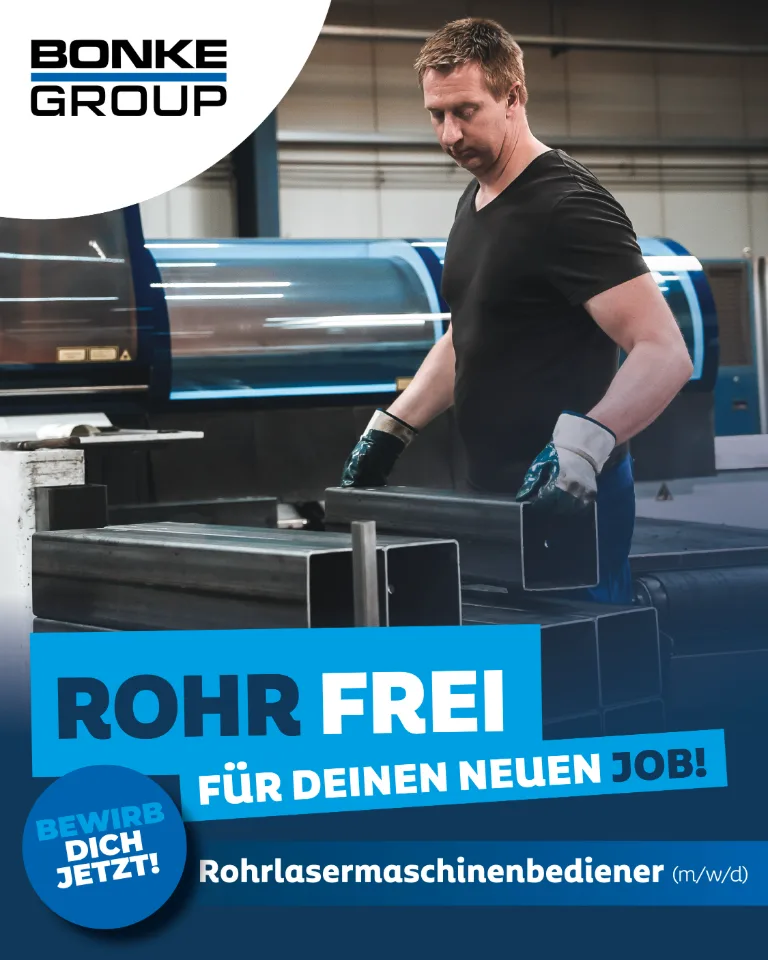 Mann an Rohrlasermaschine hebt ein Teil. Bonke Group. Rohr Frei Für denen neuen Job! Bewirb dich jetzt! Rohrlasermaschinenbediener (m w d)