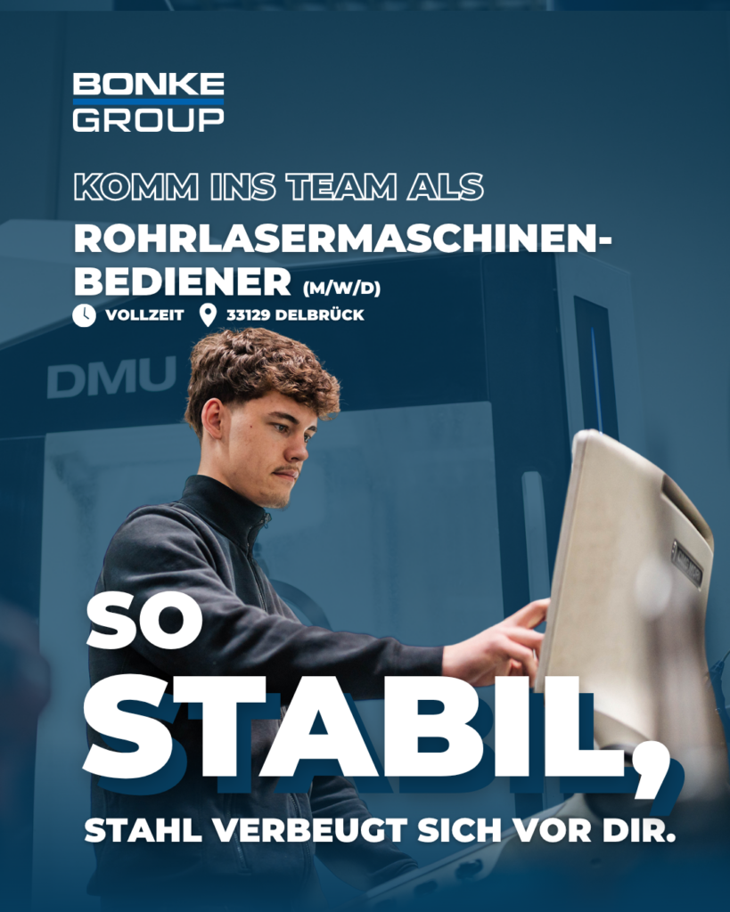Maschinenbediener hebt ein gefertigtes Teil